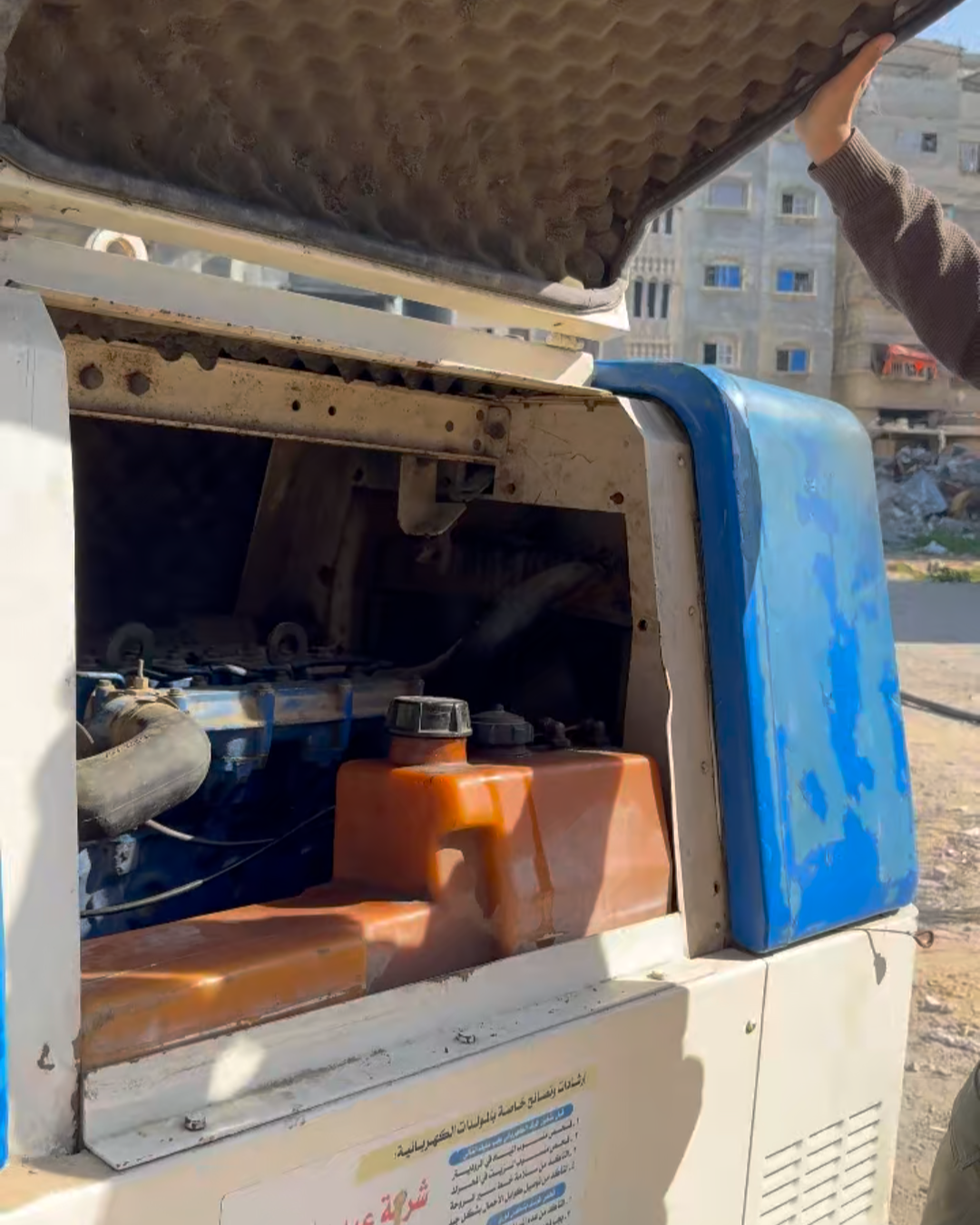 تأمين وتشغيل مولدات كهربائية لضخ مياه الآبار في قطاع غزة